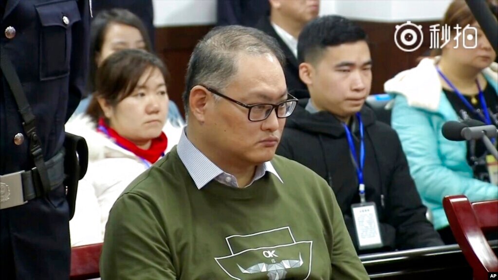  这张照片来自于2017年11月28日发布的一段视频，当时在湖南省岳阳市岳阳市中级人民法院，台湾人权活动人士李明哲在法庭受审。(photo:VOA)