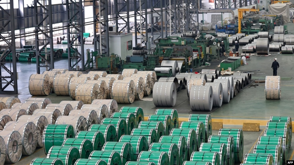 江苏南通一家工厂存放区内的钢辊。(2022年3月1日)(photo:VOA)