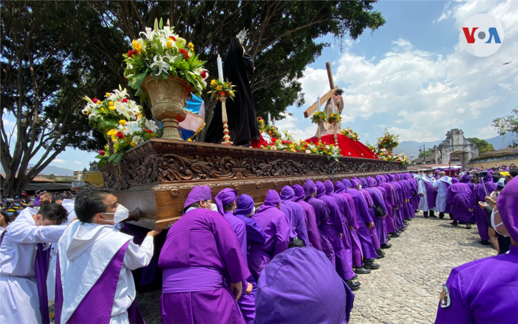 Miles de devotos cargadores visten el tradicional traje de cucurucho durante el jueves santo, para poder cargar las andas procesionales en Antigua Guatemala.