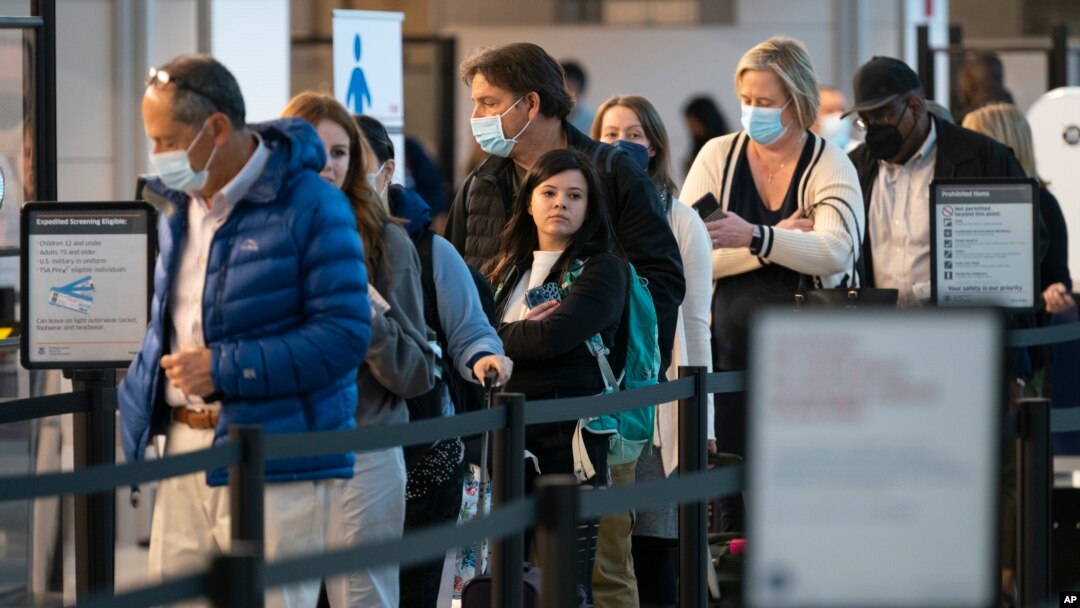 ARCHIVO - Pasajeros esperan en una línea de seguridad en el Aeropuerto Internacional Ronald Reagan de Washington DC, el 19 de abril de 2022.