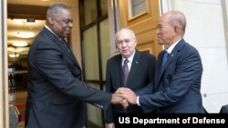로이드 오스틴(왼쪽) 미 국방장관이 18일 워싱턴 D.C. 인근 버지니아주 펜타곤에서 델핀 로렌자나 필리핀 국방장관을 만나 인사하고 있다.