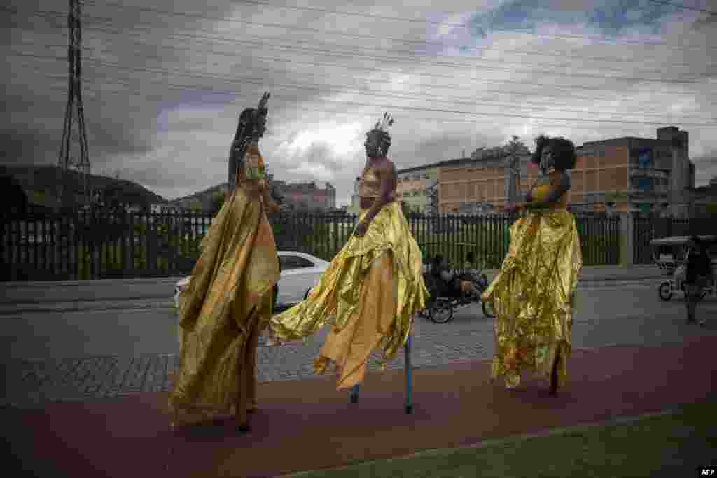 Revelers of the street carnival group &quot;Cordao Do Boitata&quot; walks on stilts during a &quot;bloco&quot;, one of the street parades leading up to the main samba contest in Rio&#39;s Sambodrome arena, at Madureira neighborhood in the suburbs of Rio de Janeiro, Brazil, April 17, 2022.