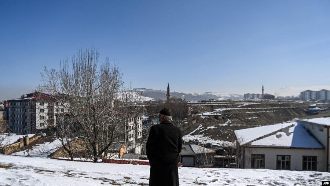 Seorang pria berdiri di lokasi tertinggi di Erzurum, wilayah timur Turki, pada 5 Maret 2021. (Foto: AFP/Ozan Kose)