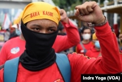 Kaum buruh menyuarakan tuntutan kepada pemerintah di antaranya agar menurunkan harga sembako dan minyak goreng, pada aksi massa di depan Gedung DPR/MPR RI, 21 April 222. (VOA/Inda Yoga)