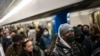 Pengguna kereta bawah tanah di New York kenakan masker, Selasa, 19 April 2022.
