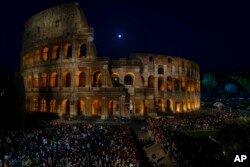Pemandangan Colosseum tempat Paus Fransiskus akan memimpin prosesi obor Via Crucis (Jalan Salib) pada Jumat Agung di depan Colosseum Roma, di Roma, Jumat, 15 April 2022. (Foto: AP)