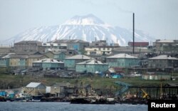 Pulau Kunashiri, salah satu dari empat pulau yang dikenal sebagai Kuril Selatan di Rusia dan Wilayah Utara di Jepang, dalam foto yang diambil pada Maret 2007. (REUTERS/Kyodo)