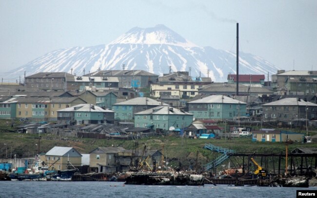 Pulau Kunashiri, salah satu dari empat pulau yang dikenal sebagai Kuril Selatan di Rusia dan Wilayah Utara di Jepang, dalam foto yang diambil pada Maret 2007. (REUTERS/Kyodo)