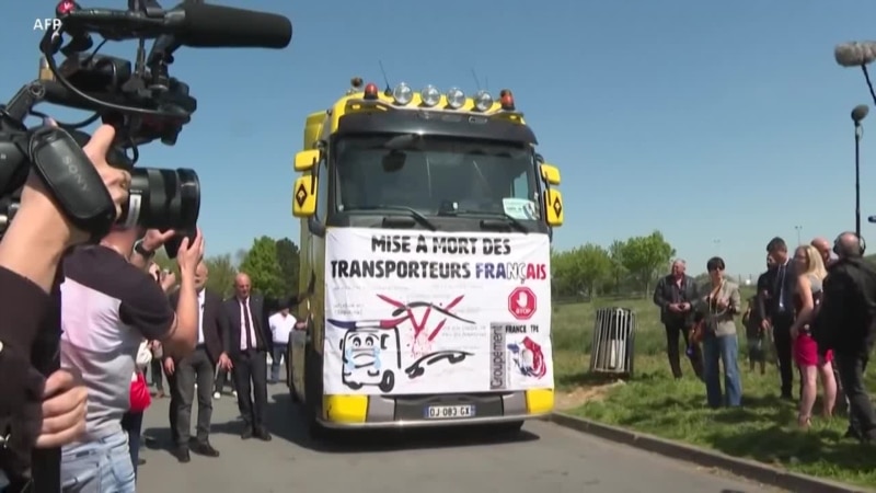 Après le débat: Macron à Saint-Denis, Le Pen dans la Somme avec des routiers