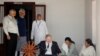 Perdana Menteri Inggris Boris Johnson memintal kapas saat berkunjung ke Ashram Gandhi di Ahmedabad, India, 21 April 2022. 