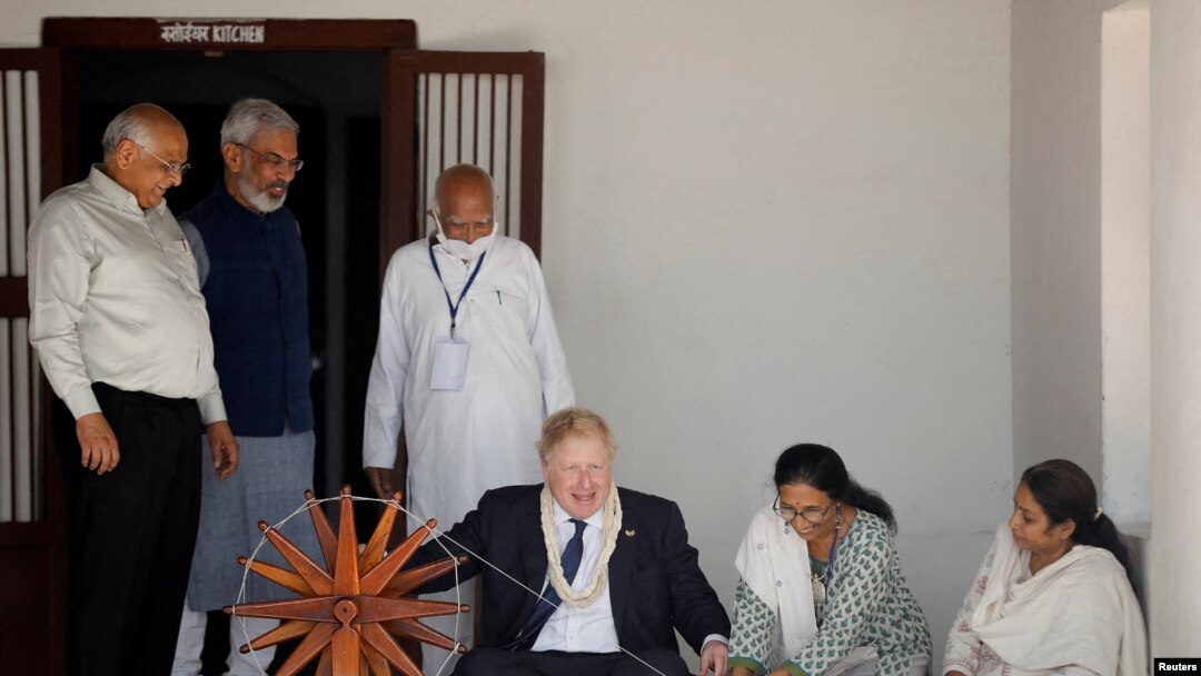 Perdana Menteri Inggris Boris Johnson memintal kapas saat berkunjung ke Ashram Gandhi di Ahmedabad, India, 21 April 2022. 