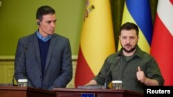 El presidente español, Pedro Sánchez, a la izquierda, y su homólogo ucraniano, Volodymyr Zelenskyy, ofrecen una rueda de prensa conjunta, el 21 de abril de 2022.