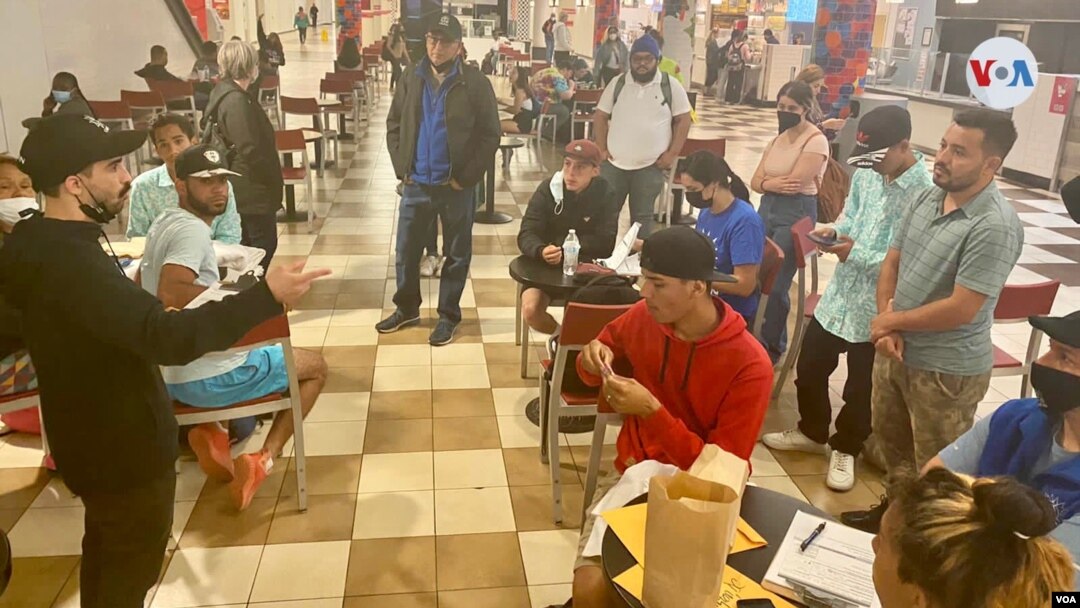 En el autobús llegaron nueve inmigrantes, seis provenientes de Venezuela y tres, de Nicaragua. [Foto: VOA / Divalizeth Cash]