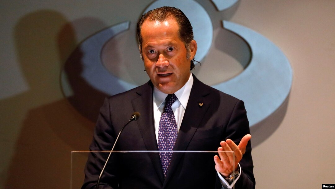 Fotografía de archivo del empresario venezolano Juan Carlos Escotet en una conferencia de prensa en Caracas, el 10 de agosto de 2018. Escotet asume este jueves la presidencia del club español de fútbol Deportivo La Coruña.