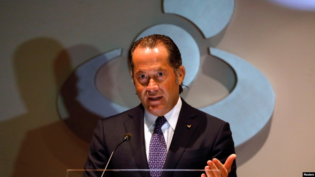 El presidente del Banco Banesco, Juan Carlos Escotet, habla con los medios de comunicación durante una conferencia de prensa en Caracas, Venezuela, el 10 de agosto de 2018.