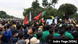 Sedikitnya 1.000 mahasiswa dari berbagai macam universitas berunjuk rasa di depan Tugu Kuda, Monas, jakarta, 21 April 2022, untuk menolak masa jabatan tiga periode Presiden Joko Widodo. (VOA/Indra Yoga)