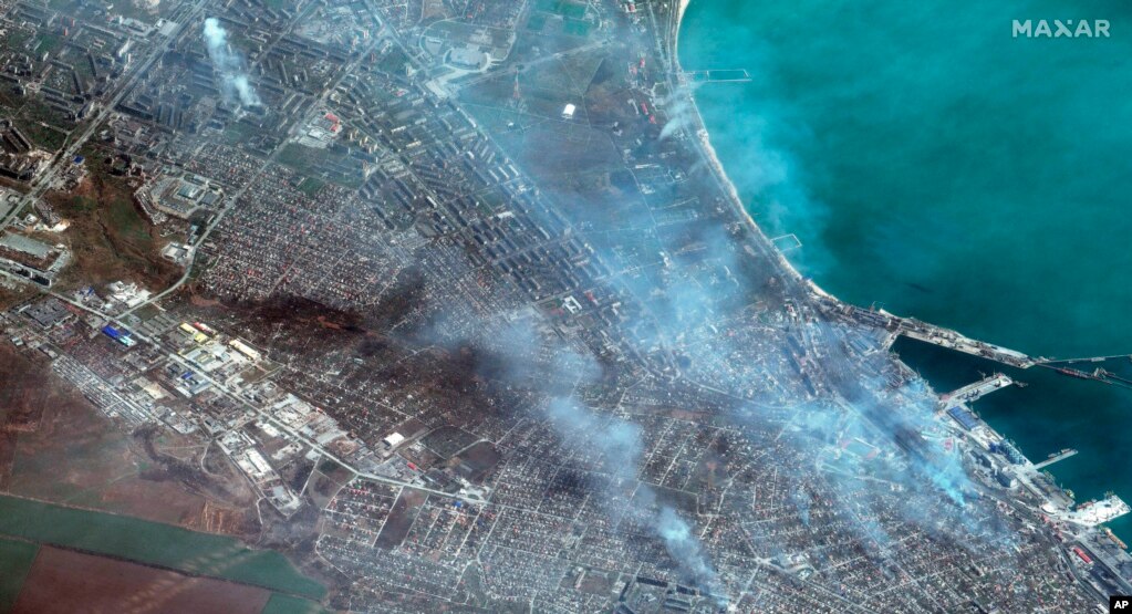 卫星图片显示乌克兰马里乌波尔西部地区和港口被炸冒烟的状况。（2022年4月9日）(photo:VOA)