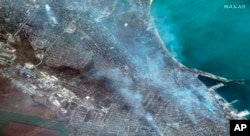 衛星圖片顯示烏克蘭馬里烏波爾西部地區和港口被炸冒煙的狀況。（2022年4月9日）
