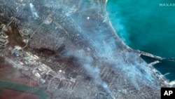 卫星图片显示乌克兰马里乌波尔西部地区和港口被炸冒烟的状况。（2022年4月9日）