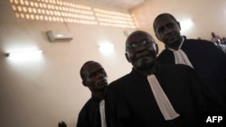 Les procureurs prennent la parole lors du procès de deux chefs de milice anti-balaka au Tribunal correctionnel de Bangui à Bangui le 15 janvier 2020 en Centrafrique. (Photo AFP/ FLORENT VERGNES)