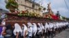 Mujeres cargan anda con imágenes del Vía Crucis durante procesión de Jueves Santo en Antigua Guatemala, este país centroamericano es uno de los más católicos en el hemisferio occidental. (Foto Moisés Castillo /AP)
