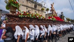 Mujeres cargan anda con imágenes del Vía Crucis durante procesión de Jueves Santo en Antigua Guatemala, este país centroamericano es uno de los más católicos en el hemisferio occidental. (Foto Moisés Castillo /AP)
