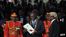 L'ancien président Mwai Kibaki, au centre, lors de la signature de la Constitution, le 27 août 2010.