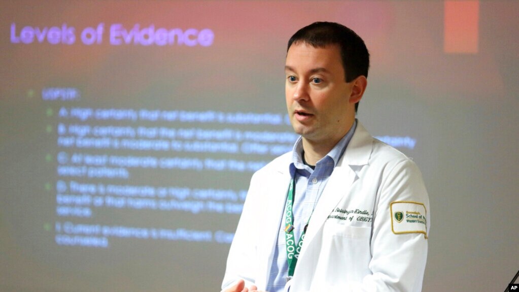 Dr. Keith Reisinger-Kindle, në shkollën mjekësore të Universitetit Shtetëror Wright, në Dejton, Ohajo, gjatë një leksioni për praktikantët e obstetrikës dhe gjinekologjisë, 13 prill 2022 (AP Photo/Paul Vernon)