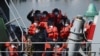 
Un groupe de migrants se prépare à débarquer d'un bateau de la Force frontalière britannique au port de Douvres après avoir été récupéré en traversant la Manche depuis la France le 15 avril 2022, à Douvres, sur la côte sud-est de l'Angleterre. (Photo de Daniel LEAL / AFP)