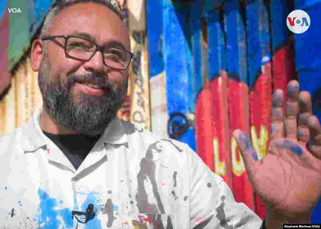 Enrique Chiu es el único artista con permiso por parte del gobierno estadounidense para pintar en el muro fronterizo entre México y Estados Unidos.