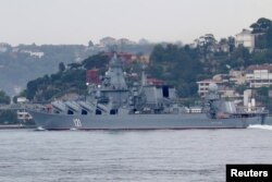 Kapal penjelajah rudal Angkatan Laut Rusia, Moskva, berlayar di Bosphorus, dalam perjalanannya ke Laut Hitam, di Istanbul, Turki, 5 Juli 2021. (Foto: Reuters)