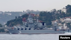 Le croiseur lance-missiles Moskva de la marine russe navigue dans le Bosphore, en route vers la mer Noire, à Istanbul, en Turquie, le 5 juillet 2021.