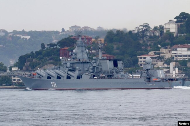 Kapal penjelajah rudal Angkatan Laut Rusia, Moskva, berlayar di Bosphorus, dalam perjalanannya ke Laut Hitam, di Istanbul, Turki, 5 Juli 2021. (Foto: Reuters)