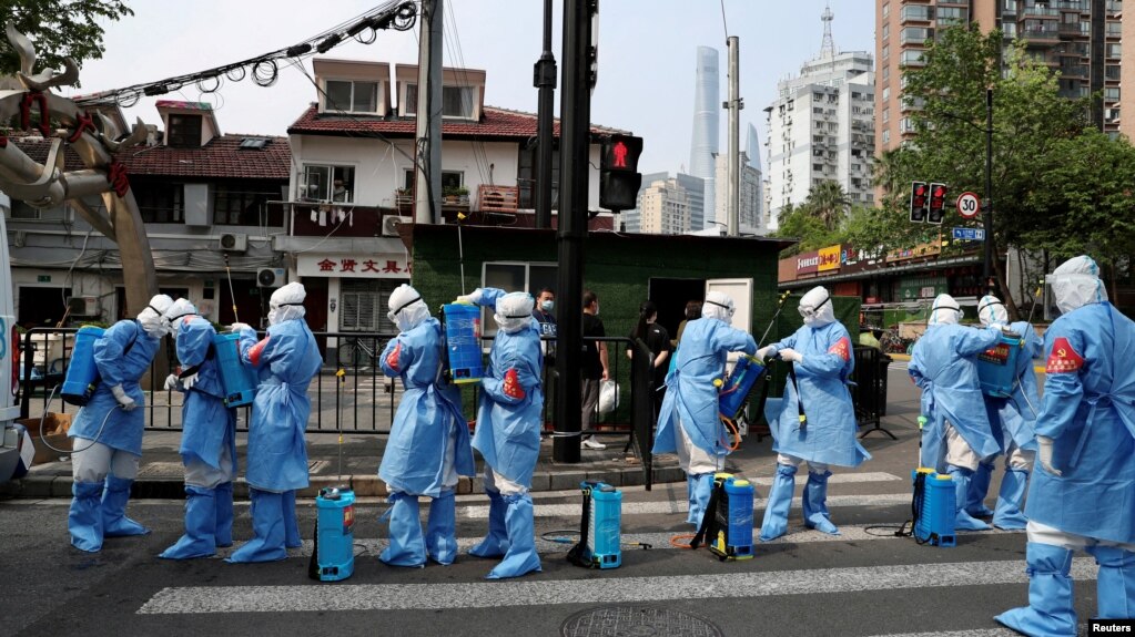 上海防疫人员准备在黄埔一个小区消毒（2022年4月20日）(photo:VOA)