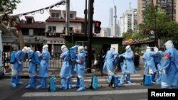 上海防疫人員準備在黃埔一個小區消毒（2022年4月20日）