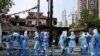 Şanghay'da işçiler yaşam alanlarını dezenfekte ediyor