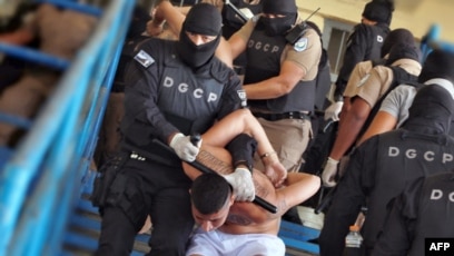 Fotografía distribuida por el secretario de prensa de la Presidencia salvadoreña, el 28 de marzo de 2022, que muestra a pandilleros siendo llevados por las fuerzas de seguridad a un patio de la prisión en Ciudad Barrios, El Salvador.