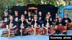 Warga AS yang melestarikan musik gamelan Bali dengan membentuk kelompok gamelan "Merdu Kumala" di California, AS (foto: ilustrasi).
