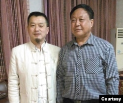 张毅(左)2015年3月与孙大午在大午牧野风餐厅。(张毅提供)