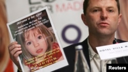 Geri Meken, otac nestale devojčice Medlin Meken, na konferenciji za novinare 2007. drži njenu fotografiju
