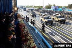 Presiden Iran Ebrahim Raisi dan komandan militer menyaksikan parade Hari Tentara Nasional yang menampilkan sederetan peralatan militer dalam upacara di Teheran, Iran 18 April 2022. (Situs Web Presiden/WANA (Kantor Berita Asia Barat)/Handout via REUTERS)