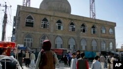 Seorang petugas keamanan Taliban berjaga-jaga di luar lokasi ledakan bom di dalam sebuah masjid, di provinsi Mazar-e-Sharif, Afghanistan, Kamis, 21 April 2022. (AP Photo)