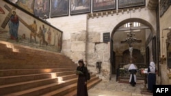 Seorang pengunjung berjalan di dalam Gereja Ortodoks Rusia St Alexander Nevsky yanga terletak di kota tua Yerusalem, pada 20 April, 2022. (Foto: AFP/Menahem Kahana)