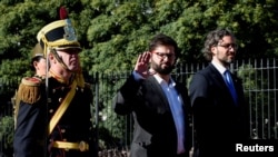 El presidente de Chile, Gabriel Boric, y el ministro de Relaciones Exteriores de Argentina, Santiago Cafiero, asisten a una ceremonia en Buenos Aires, Argentina, el 4 de abril de 2022.