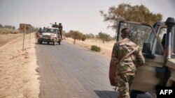 ARCHIVES - Des troupes de l'armée malienne patrouillent sur la route entre Mopti et Djenne, dans le centre du Mali, le 28 février 2020. 