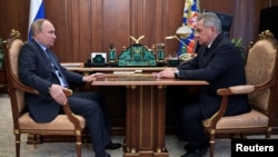 블라디미르 푸틴(왼쪽) 러시아 대통령과 세르게이 쇼이구 국방장관이 크렘린궁에서 대화하고 있다. (자료사진)