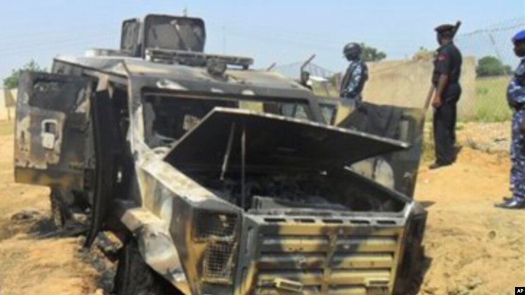 Wani dan sanda yana duba gine gine da ababan hawa da kuma makamai bayan harin da kungiyar Boko Haram ta kai a Damaturu ranar 25 da 25 ga watan Oktoba. An dauki hotunan ranar 28 ga watan Oktoba, 2013.