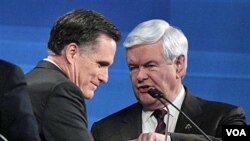 Mantan Gubernur Massachusetts Mitt Romney (kiri) dan mantan Ketua DPR Newt Gingrich bersaing ketat memperebutkan tiket partai Republik untuk pilpres November 2012.