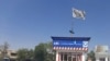 Una bandera talibán ondea en la plaza principal de la ciudad de Kunduz después de los enfrentamientos entre las fuerzas de seguridad talibanes y afganas, en Kunduz, Afganistán, el domingo 8 de agosto de 2021.