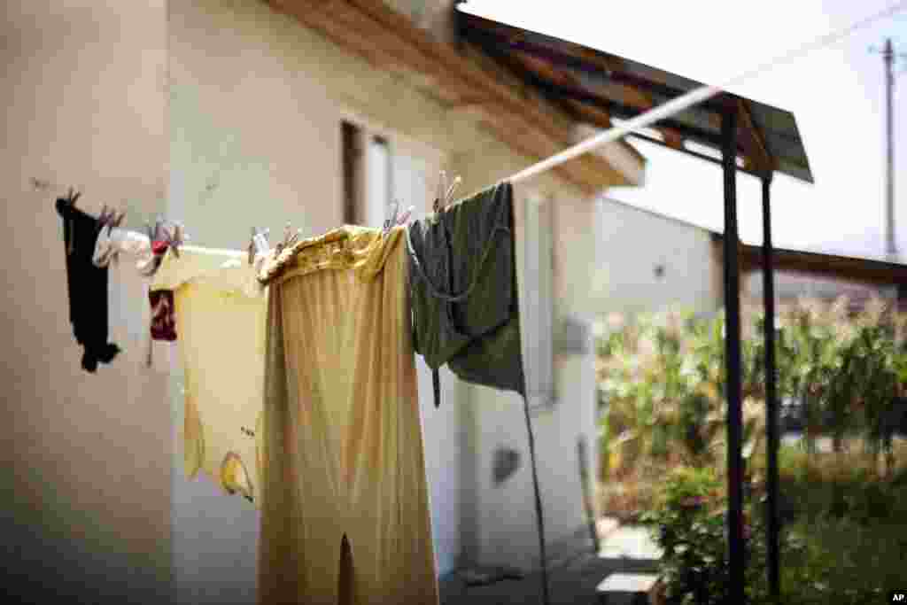 Laundry hanging to dry at the refugee camp. (Yuli Weeks for VOA)